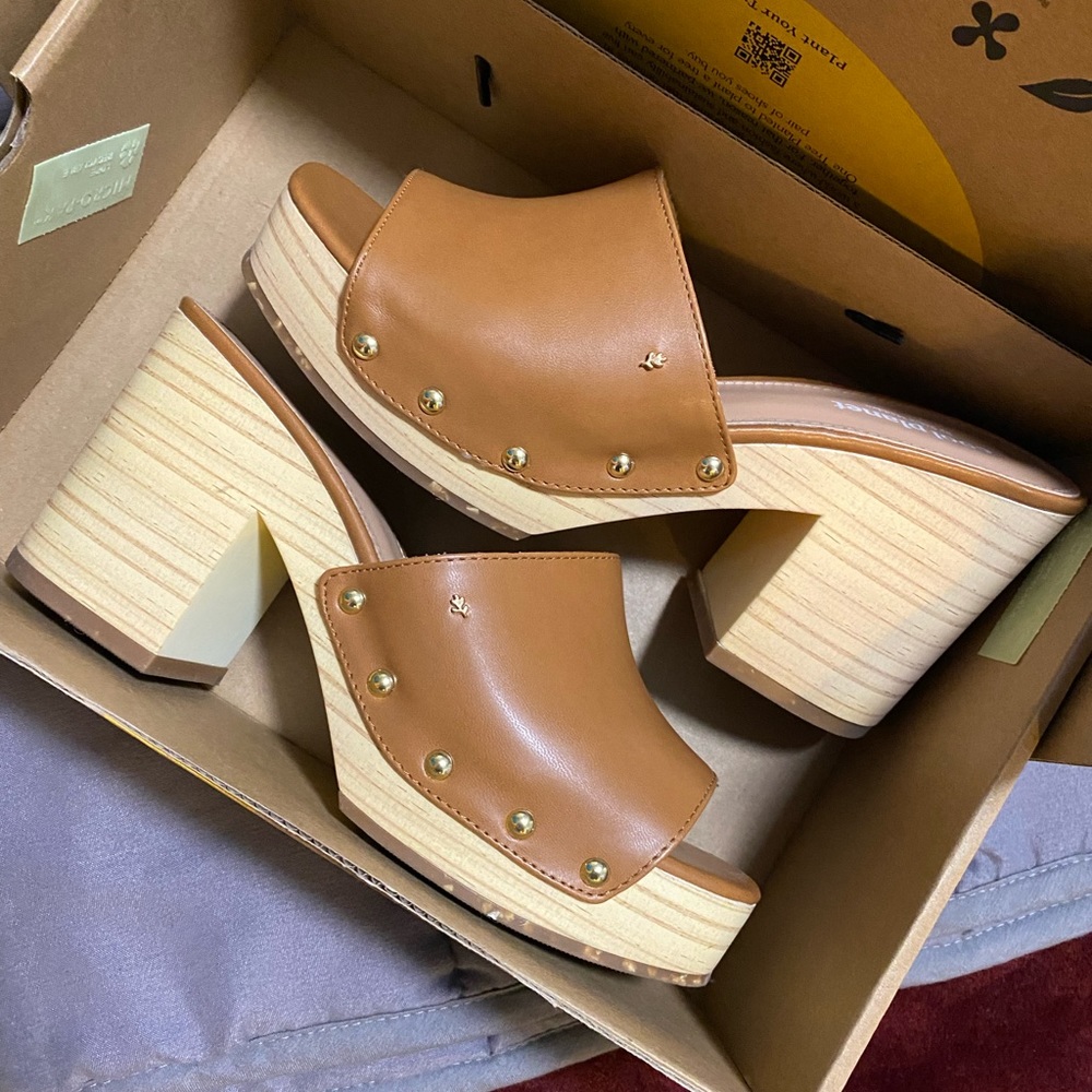 Stylish Cool Planet by Steve Madden sandals! Super comfy and easy to walk in.